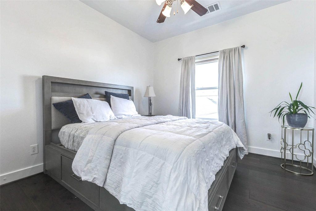 Image 21 of property listing at 5715 Larkin Street D, Houston, TX 77007