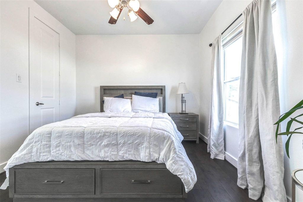 Image 22 of property listing at 5715 Larkin Street D, Houston, TX 77007