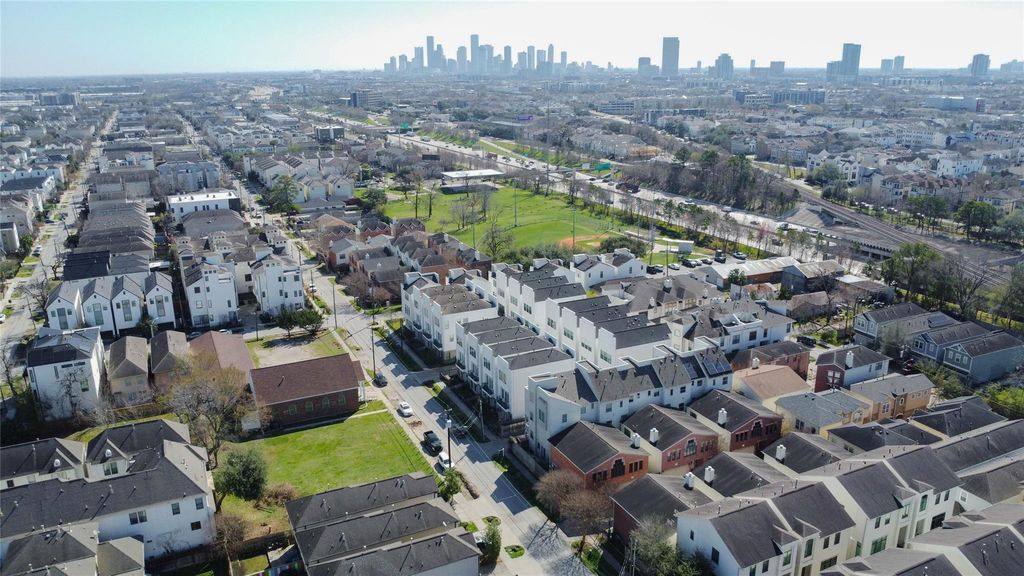 Image 36 of property listing at 5715 Larkin Street D, Houston, TX 77007