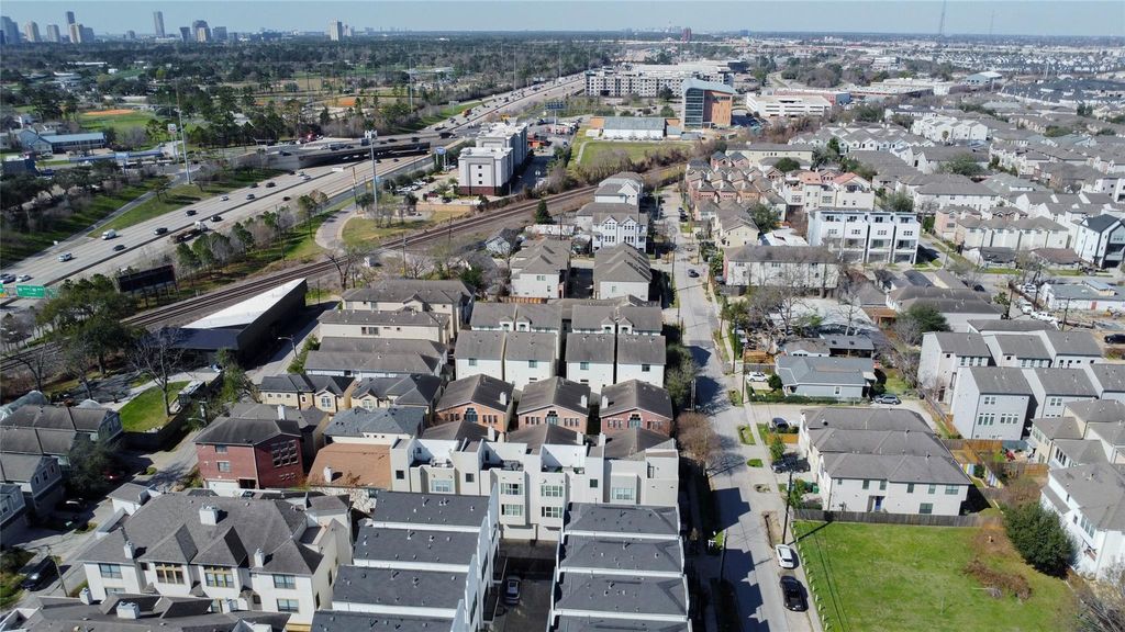 Image 37 of property listing at 5715 Larkin Street D, Houston, TX 77007