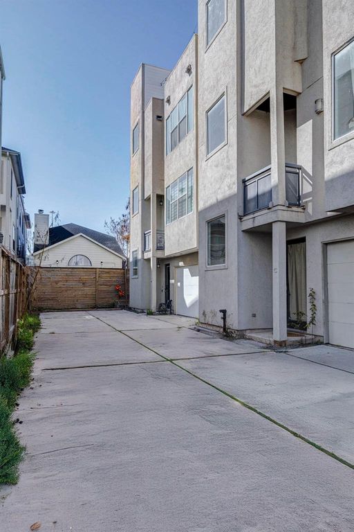 Image 38 of property listing at 5715 Larkin Street D, Houston, TX 77007