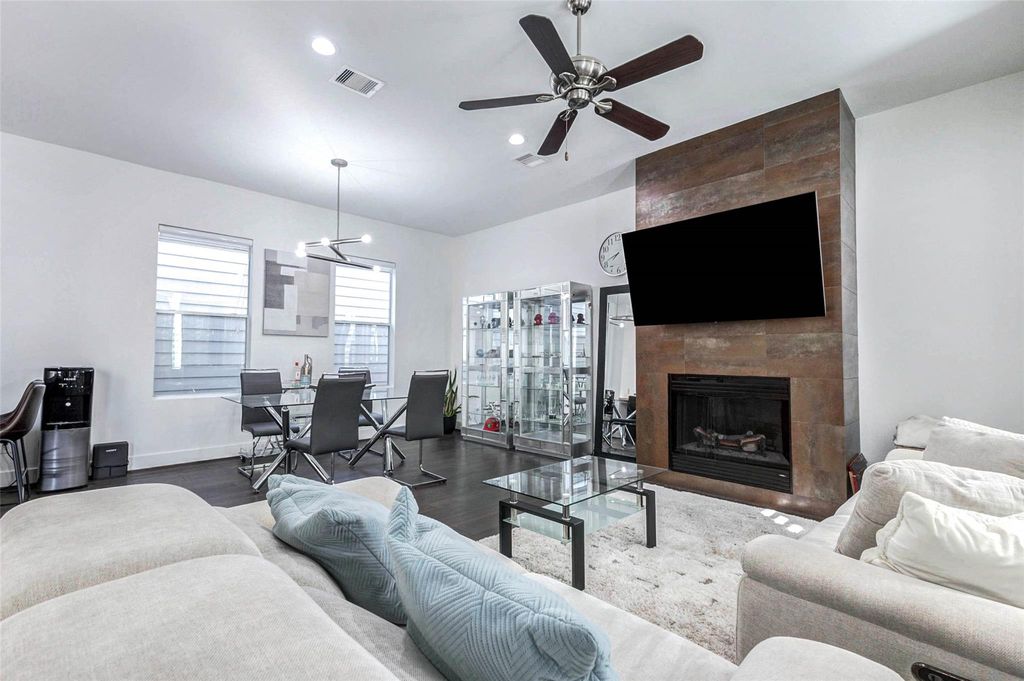 Image 4 of property listing at 5715 Larkin Street D, Houston, TX 77007