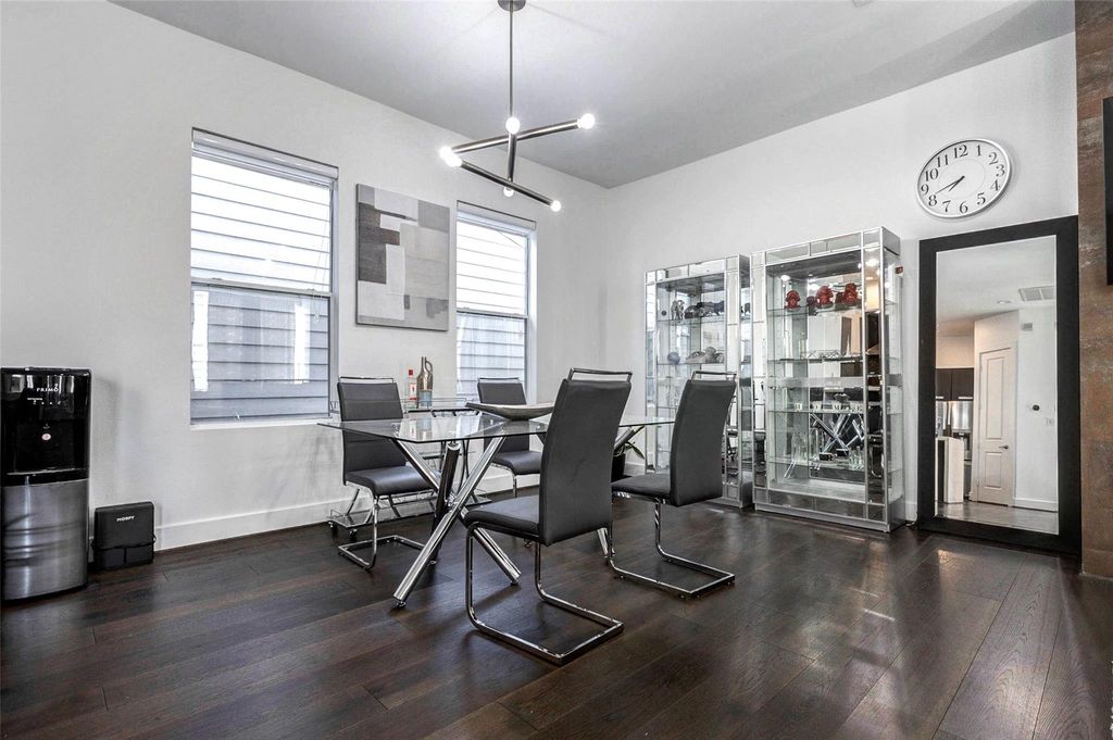 Image 6 of property listing at 5715 Larkin Street D, Houston, TX 77007