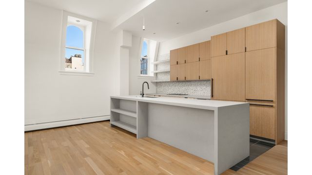 2 BLEECKER Street, New York City, NY 10012