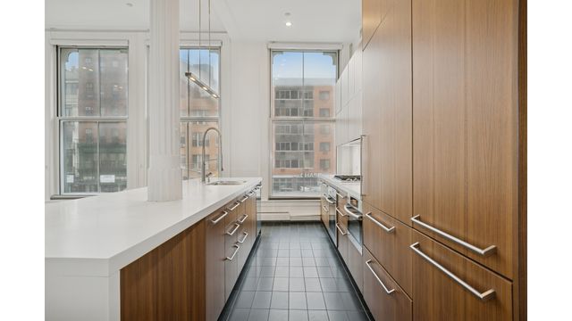 2 BLEECKER Street, New York City, NY 10012
