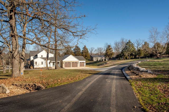 5736 S Foxboro Trail, Springfield, MO 65804