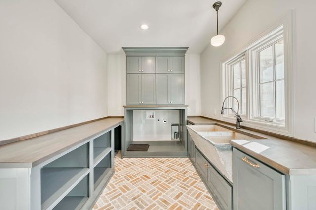 5736 S Foxboro Trail, Springfield, MO 65804