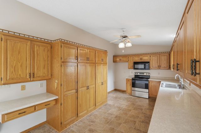 2073 Lydia Avenue E, Maplewood, MN 55109