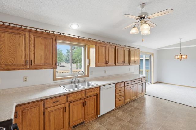 2073 Lydia Avenue E, Maplewood, MN 55109