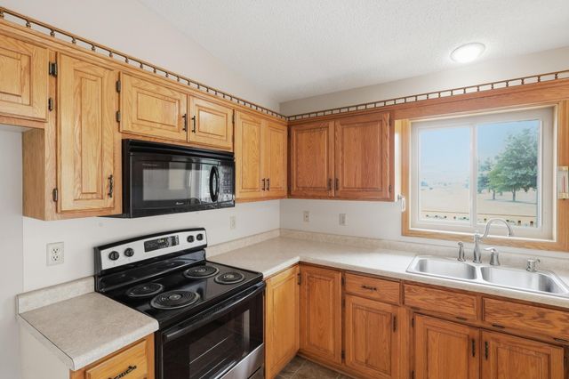 2073 Lydia Avenue E, Maplewood, MN 55109