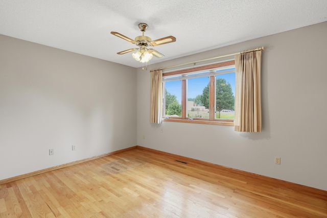 2073 Lydia Avenue E, Maplewood, MN 55109
