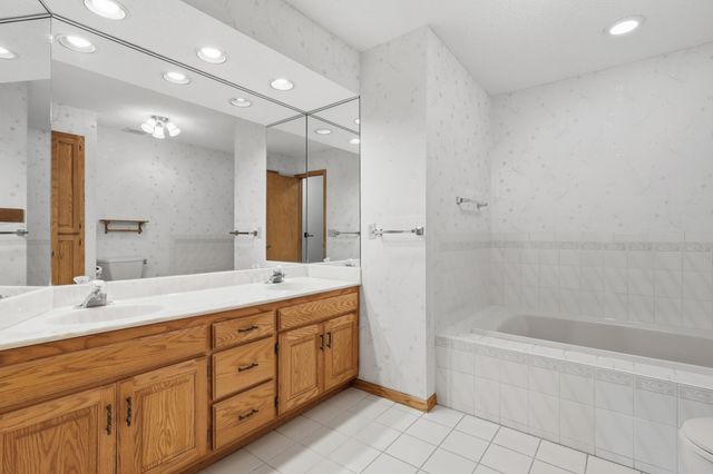 2073 Lydia Avenue E, Maplewood, MN 55109