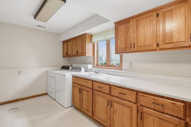 2073 Lydia Avenue E, Maplewood, MN 55109