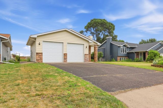 2073 Lydia Avenue E, Maplewood, MN 55109