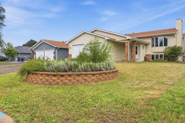 2073 Lydia Avenue E, Maplewood, MN 55109