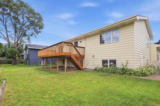 2073 Lydia Avenue E, Maplewood, MN 55109