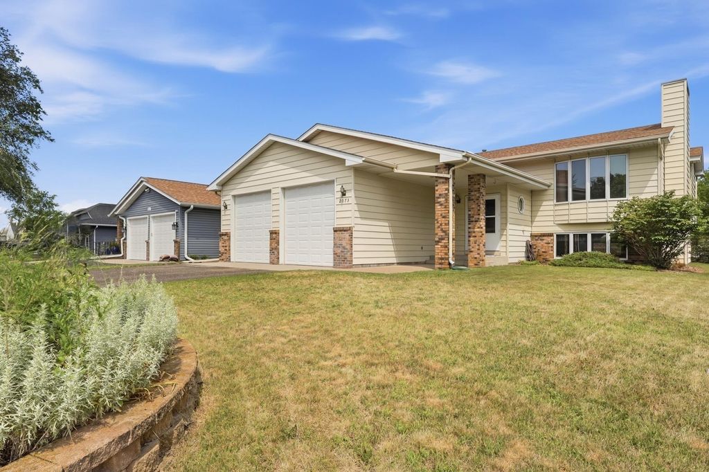 2073 Lydia Avenue E, Maplewood, MN 55109
