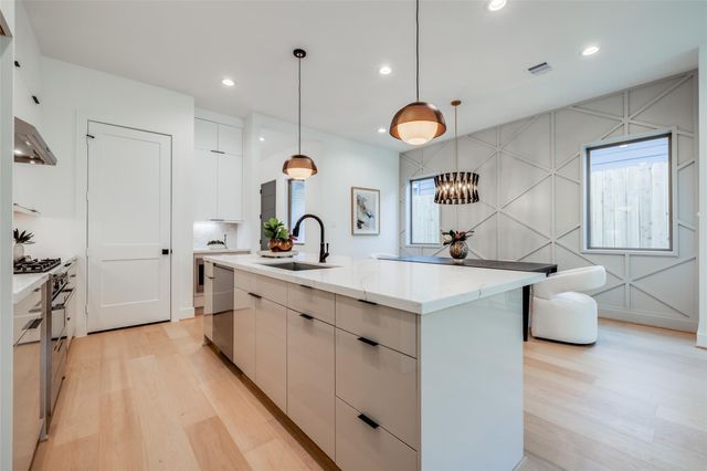 814 W 17th Street, Houston, TX 77008