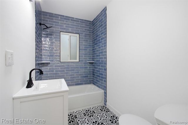 17 N Midland Drive, Pontiac, MI 48342