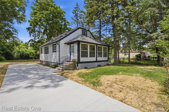 17 N Midland Drive, Pontiac, MI 48342