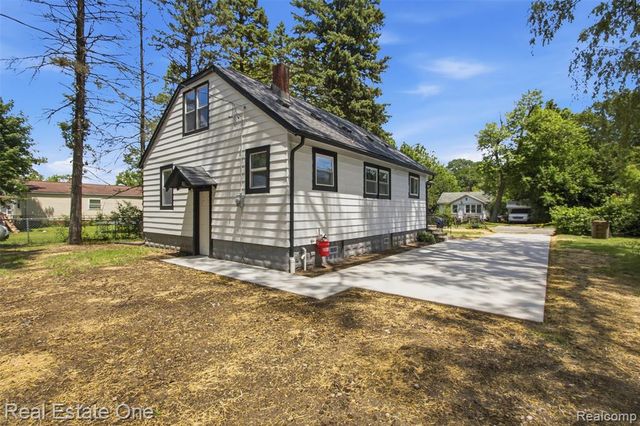 17 N Midland Drive, Pontiac, MI 48342