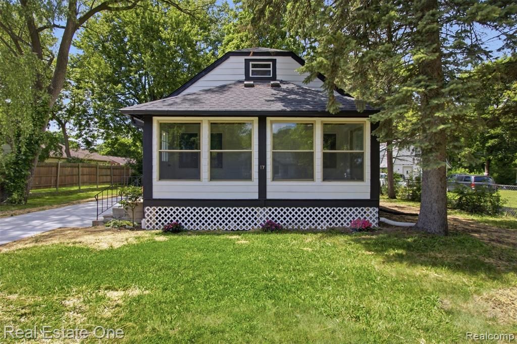 17 N Midland Drive, Pontiac, MI 48342