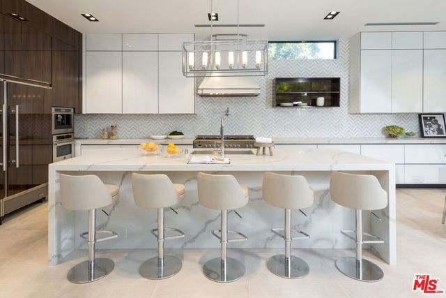 118 S CANYON VIEW Drive, Los Angeles, CA 90049