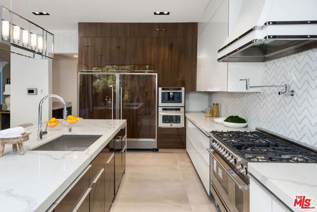 118 S CANYON VIEW Drive, Los Angeles, CA 90049