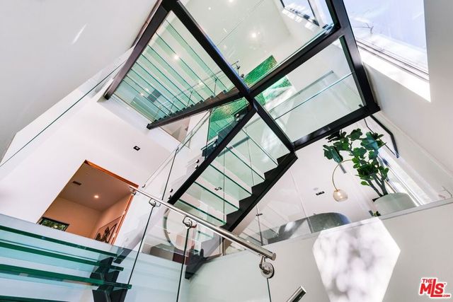 118 S CANYON VIEW Drive, Los Angeles, CA 90049