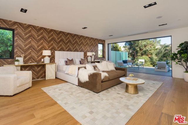 118 S CANYON VIEW Drive, Los Angeles, CA 90049