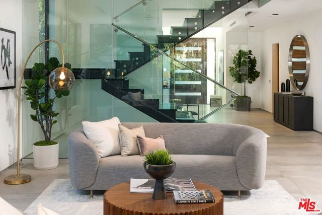 118 S CANYON VIEW Drive, Los Angeles, CA 90049