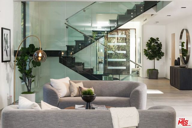 118 S CANYON VIEW Drive, Los Angeles, CA 90049