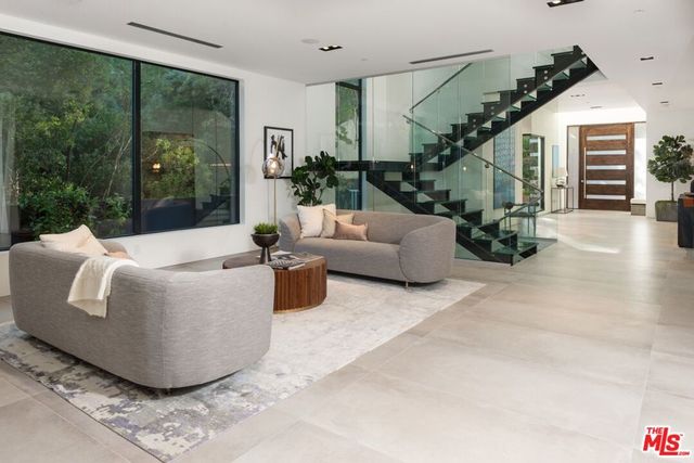118 S CANYON VIEW Drive, Los Angeles, CA 90049