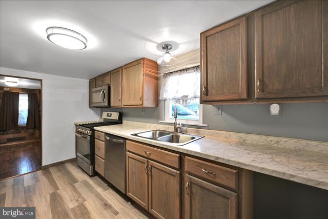 8 SPRUCE LN, Lebanon, PA 17046