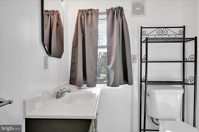 8 SPRUCE LN, Lebanon, PA 17046