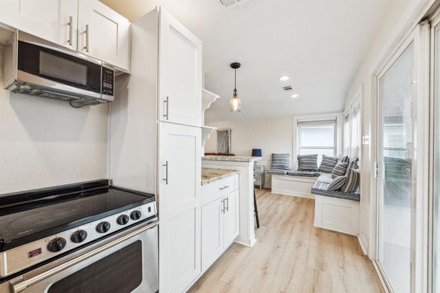 85 Bayou Vista Drive, Hitchcock, TX 77563