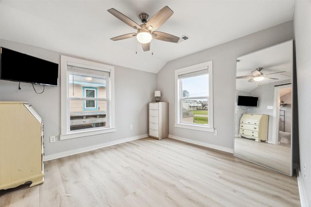 85 Bayou Vista Drive, Hitchcock, TX 77563