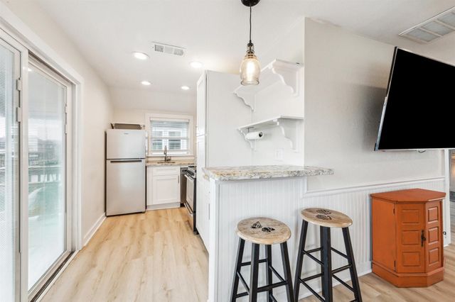 85 Bayou Vista Drive, Hitchcock, TX 77563