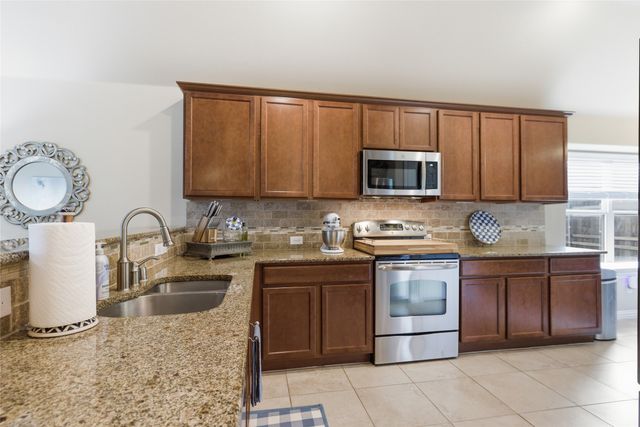 800 Silverthorne Drive, Burleson, TX 76028
