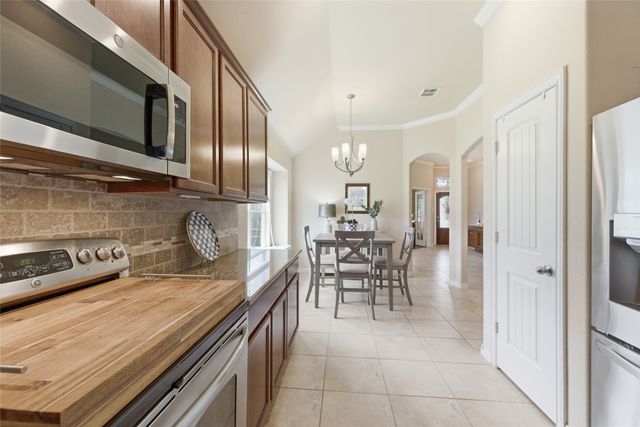 800 Silverthorne Drive, Burleson, TX 76028