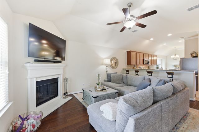 800 Silverthorne Drive, Burleson, TX 76028