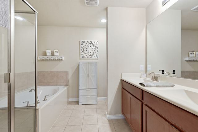 800 Silverthorne Drive, Burleson, TX 76028