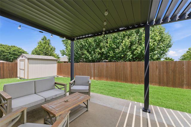 800 Silverthorne Drive, Burleson, TX 76028