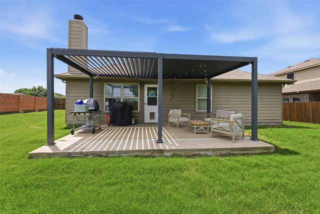 800 Silverthorne Drive, Burleson, TX 76028