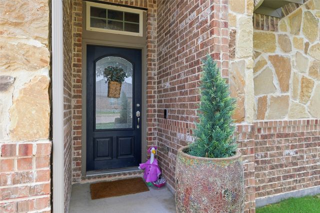 800 Silverthorne Drive, Burleson, TX 76028