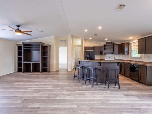 882 County Road 404, Bay City, TX 77414