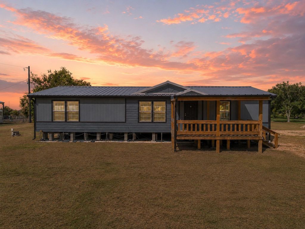 882 County Road 404, Bay City, TX 77414