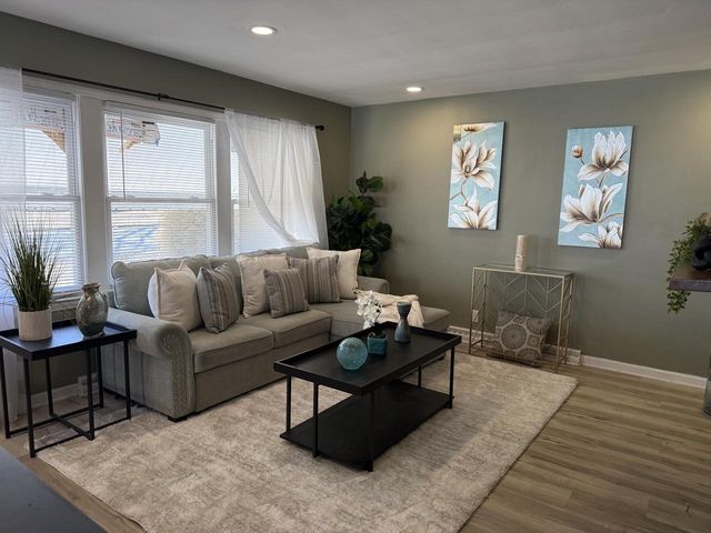 7414 W Congress STREET, Milwaukee, WI 53218