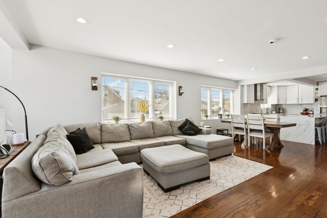 6242 S Nashville Avenue, Chicago, IL 60638