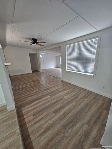 210 Sunnycrest, San Antonio, TX 78228